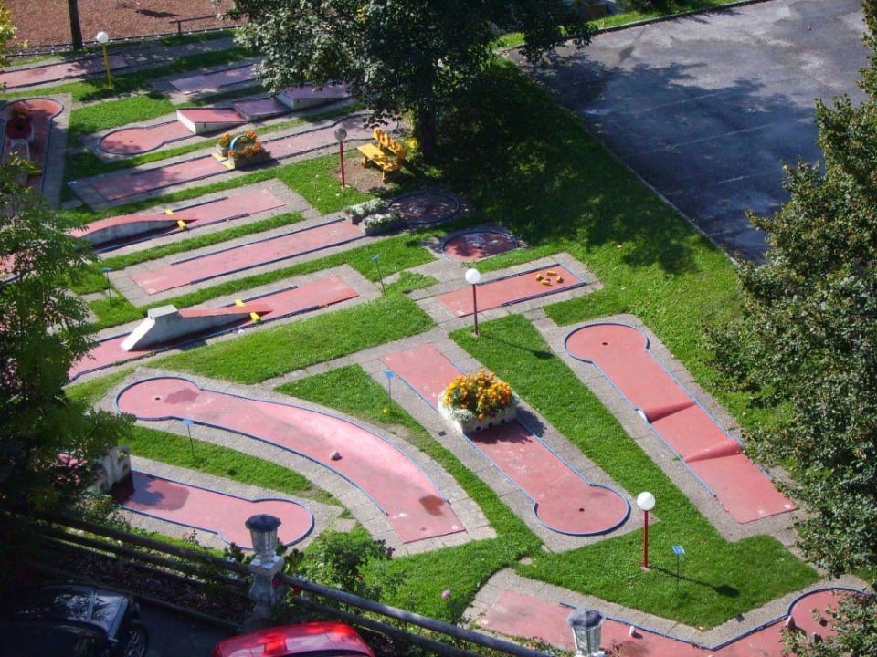 Minigolf im Alpendorf-Spielplatz Alpina Alpendorf