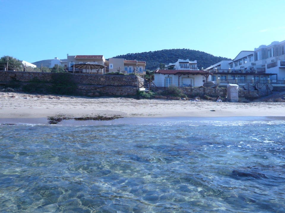 Blick vom Wasser zum Hotel Alexander Beach Hotel & Village Resort