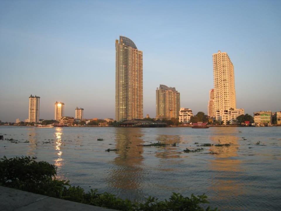 Ausblick vom Frühstückstisch Ramada Plaza by Wyndham Bangkok Menam Riverside