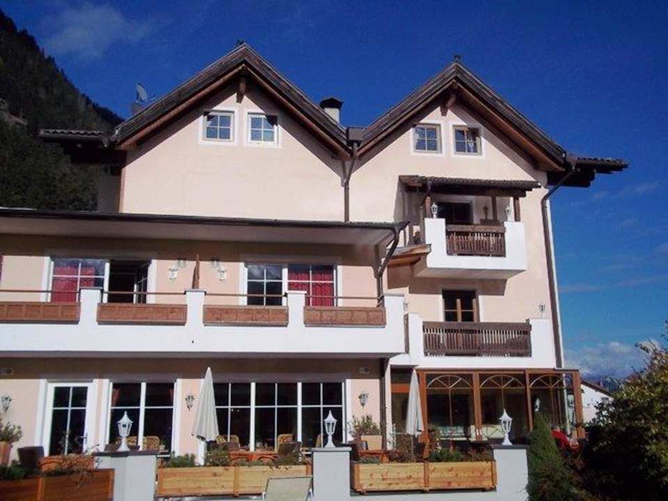 Hotelansicht vom Garten aus Alphotel Tyrol
