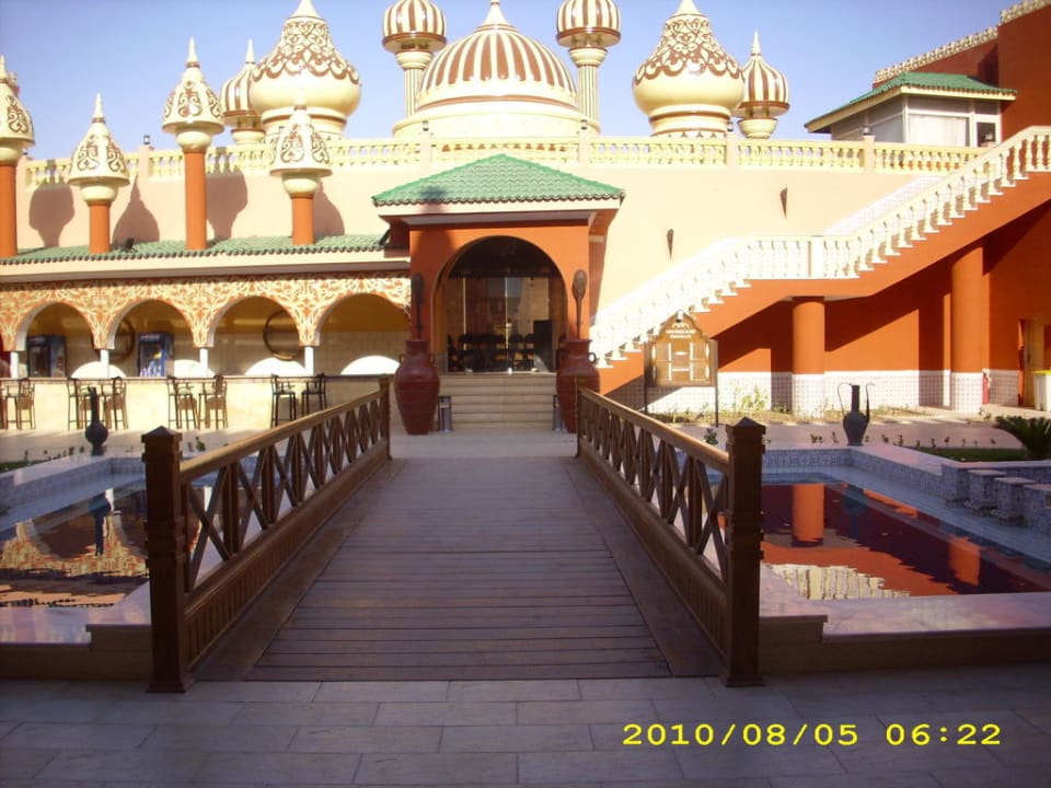 Der Eingang der Freilichtbühne Pickalbatros Alf Leila Wa Leila Resort - Neverland Hurghada