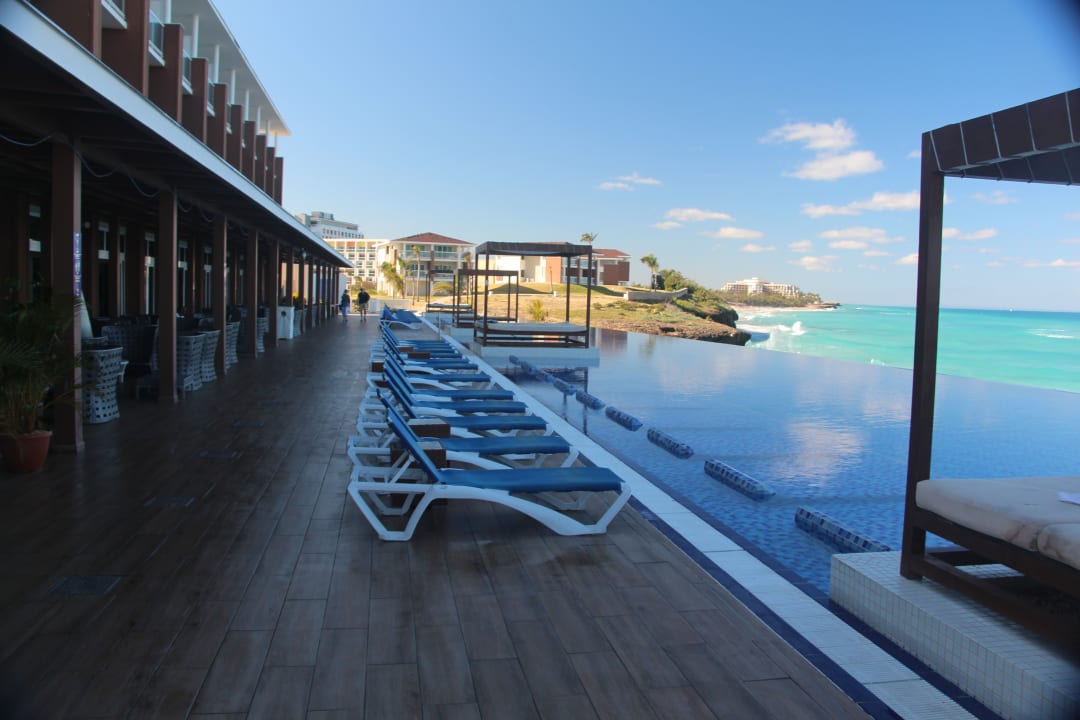 Infinitypool vor der Lobbybar Playa Vista Azul