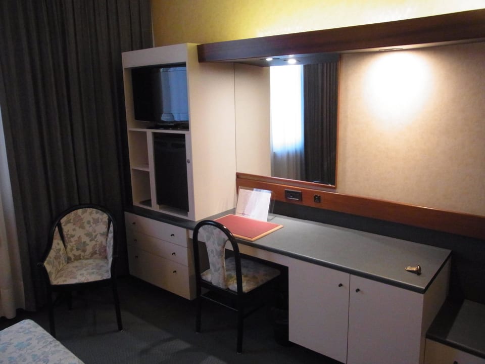 TV, Schreibtisch, Minibar Hotel Friuli