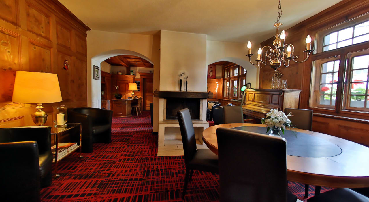 Lobby mit Kamin zum Aufwärmen Chalet-Hotel Larix