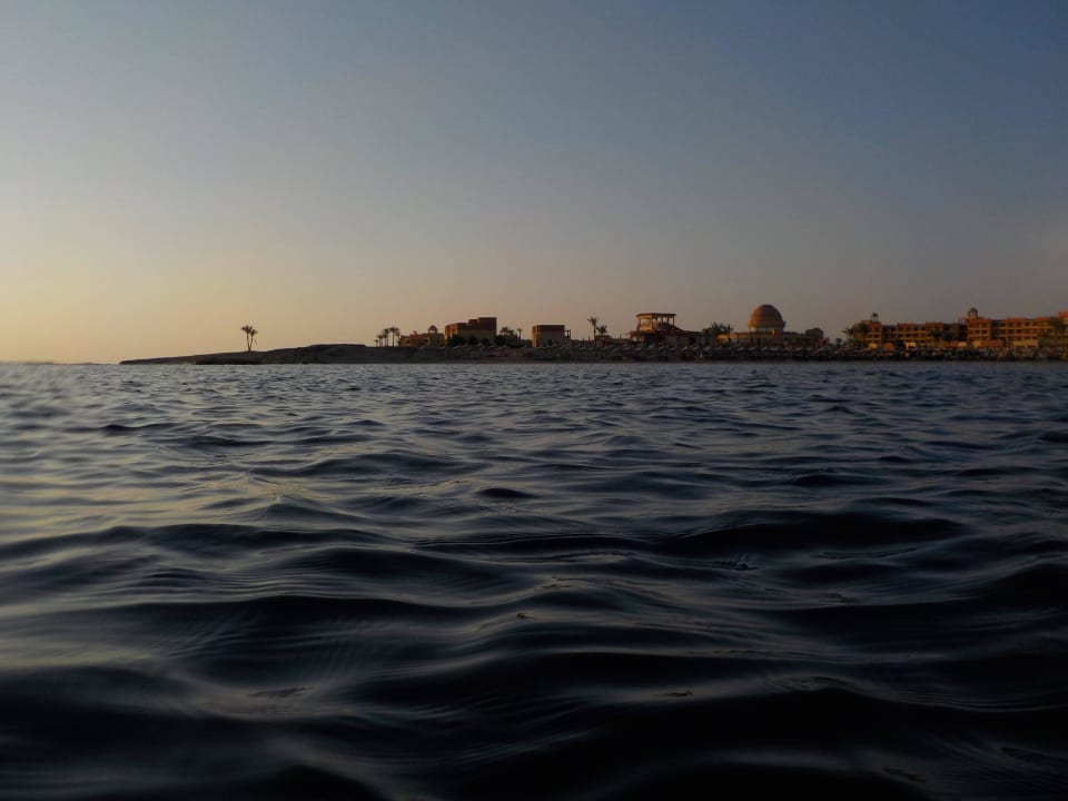 Sicht vom Meer her Malikia Resort Abu Dabbab