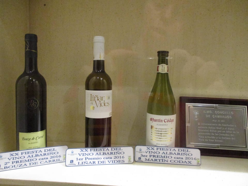 Weine im Schaukasten vor dem Restaurant allsun Hotel Cristóbal Colón