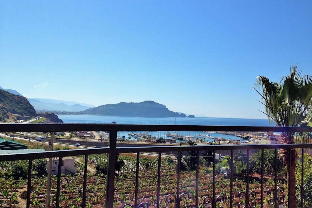 Blick auf die Plantage, das Meer und die Burg La Finca Marina