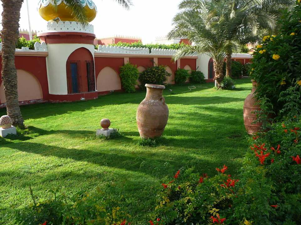 Gepflegte Rasenfläche Pickalbatros Alf Leila Wa Leila Resort - Neverland Hurghada