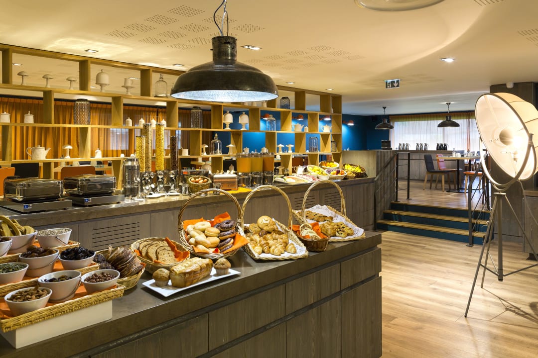 Buffet petit-déjeuner Hôtel l'Héliopic Sweet & Spa