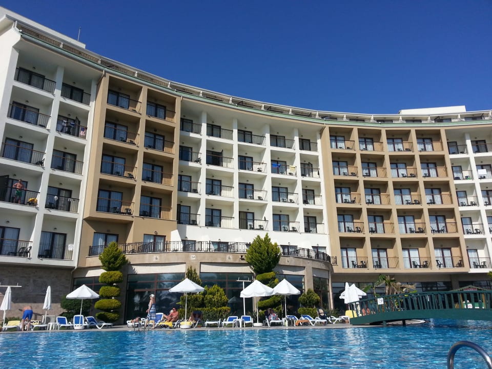 Blick vom Pool auf das Hotel  Selectum Family Comfort Side
