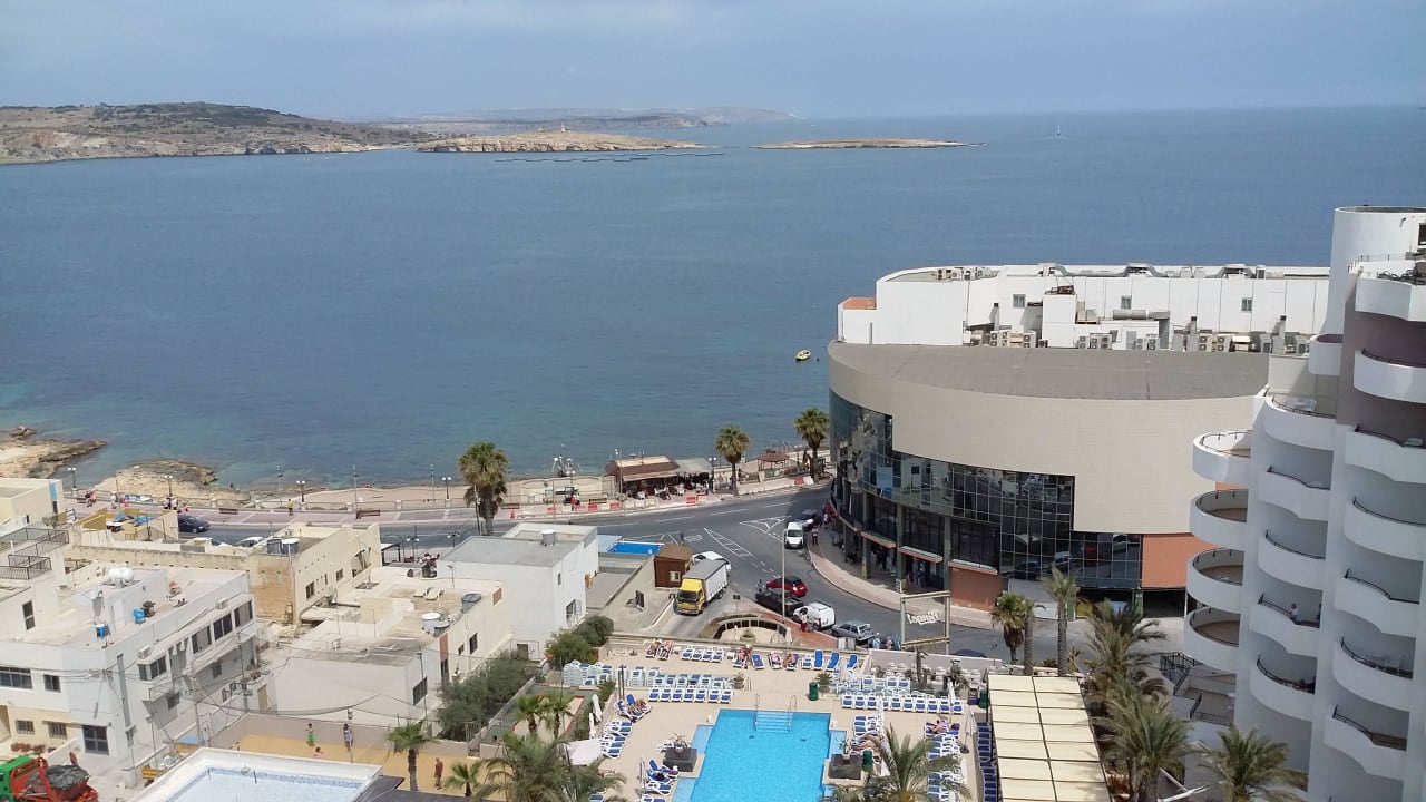 Widok na basen i morze db San Antonio Hotel + Spa