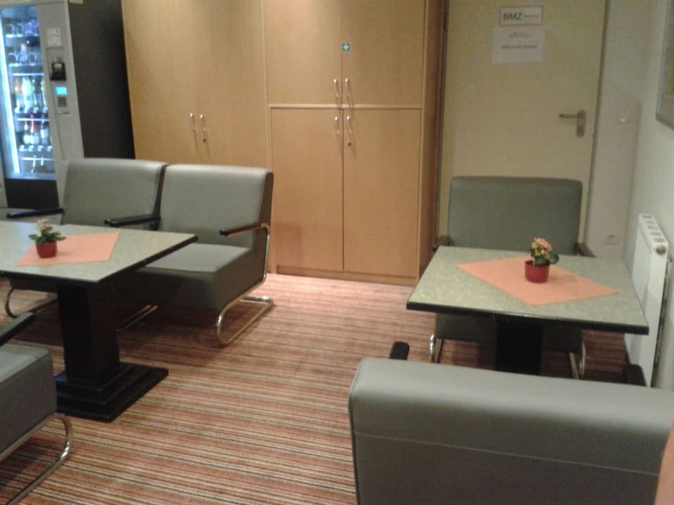 Weitere Sitze im Eingang von Keilberg Rathaushotels Oberwiesenthal