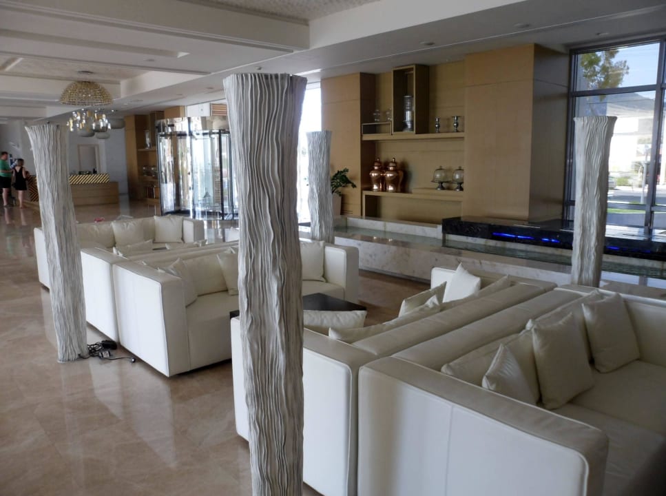 Sitzgelegenheit im Foyer SENTIDO Port Royal Villas & Spa