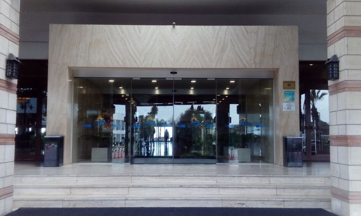 Hoteleingang Salamis Bay Conti Resort Hotel & Casino