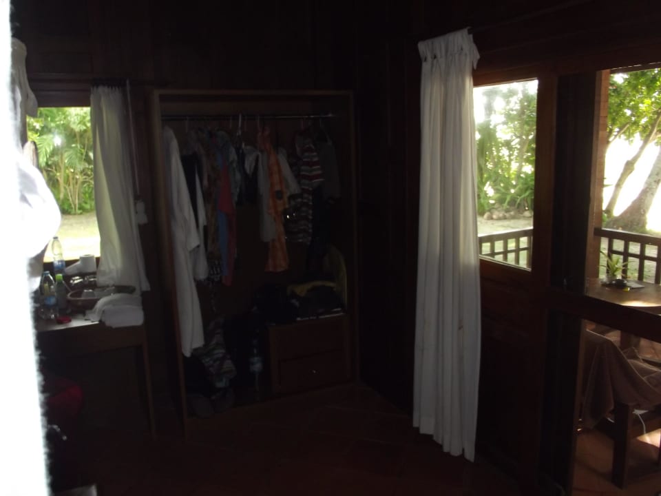 Blick auf den Kleiderschrank im Bungalow 5 Hotel Baan Mai Cottages, Ko Lone