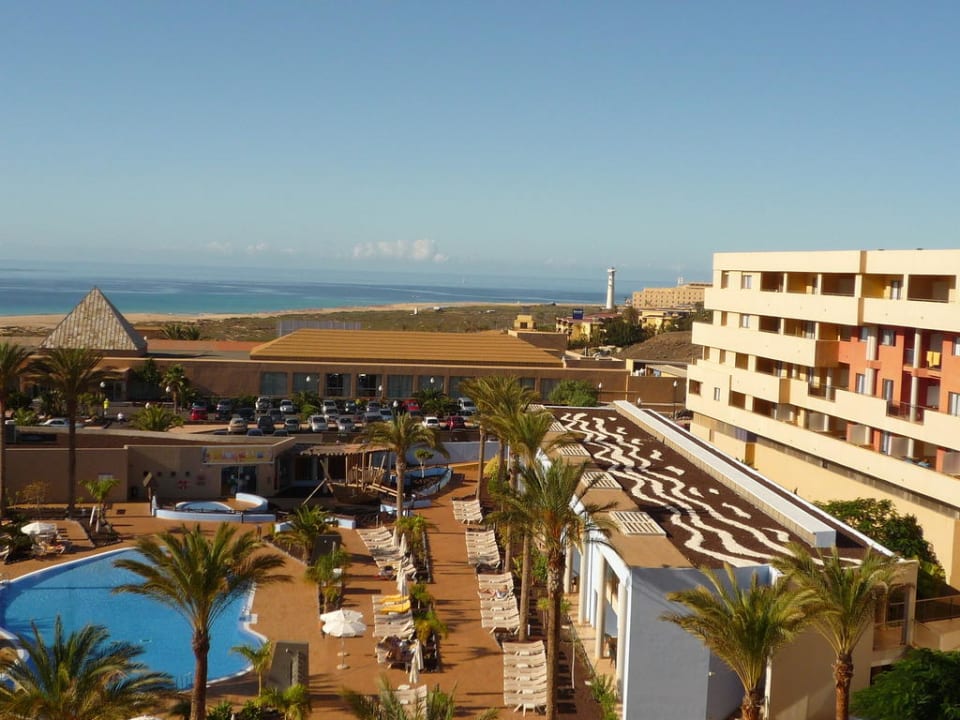 Blick vom Balkon auf Pool bei Nacht Iberostar Waves Gaviotas Park