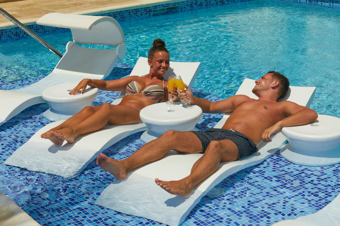 Pool Sea Breeze Beach House - All Inclusive