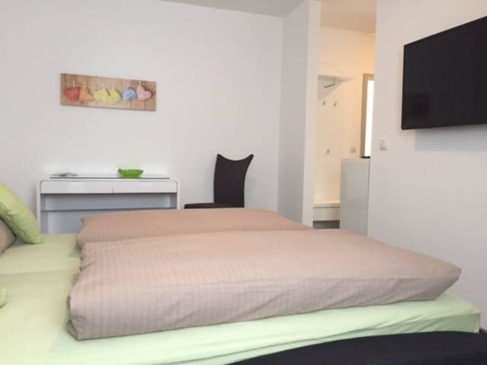 Großer Fernseher, großes Bett, helle Räume Landgasthof Franz