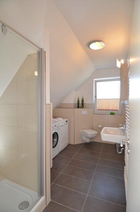 Das 2. Duschbad mit Waschmaschine + Trockner. Kojenhus Gager