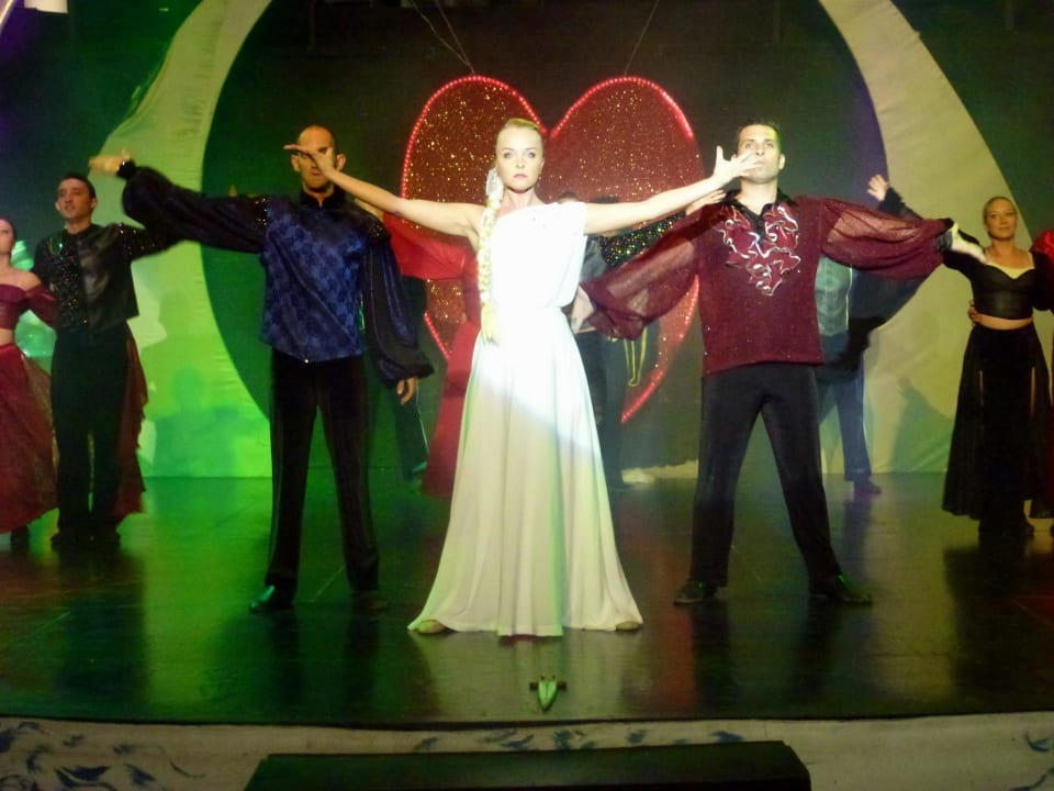 Tanzshow Kamelya Aishen Club