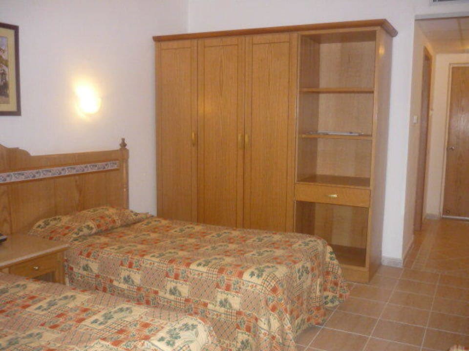Bett und Schrank Pickalbatros Aqua Park Resort - Hurghada