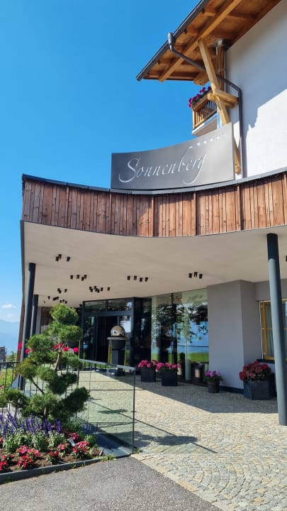 Außenansicht SONNENBERG | Panorama Dolomites Wellbeing