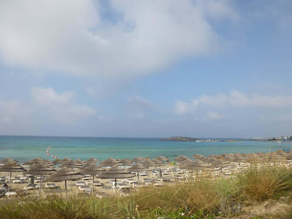 Zahlreiche Liegen Hara Nissi Beach