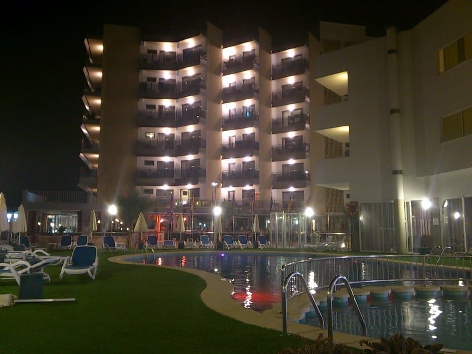 Hotelpool mit Kunstrasen THB Gran Bahía