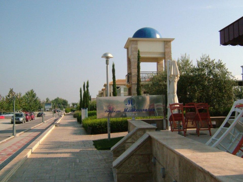 Straße vorm Hotel Mediterranean Village Hotel & Spa