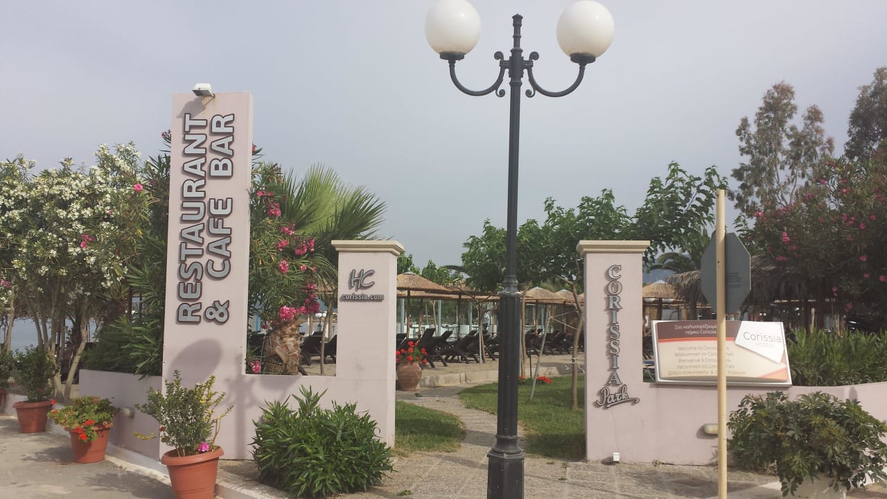 Hintereingang zu Pool & Restaurantarea Corissia Beach Hotel
