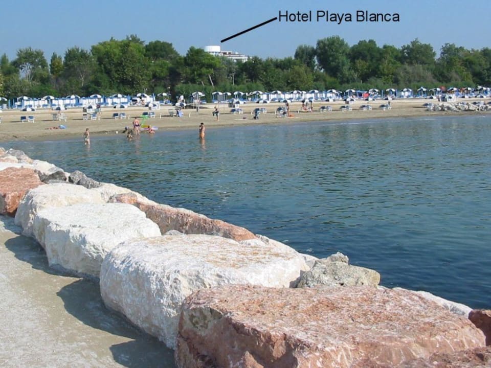 Blick auf Strand, im Hindergrung Hotel Hotel Playa Blanca
