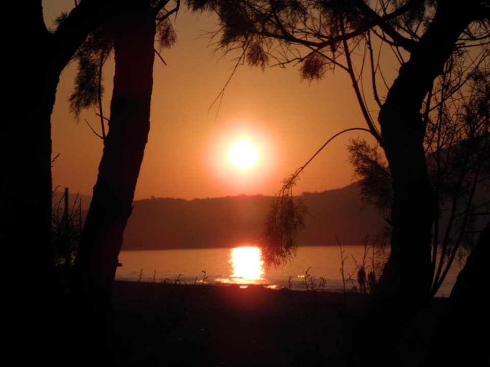 Sonnenuntergang am Strand Vantaris Luxury Beach Resort