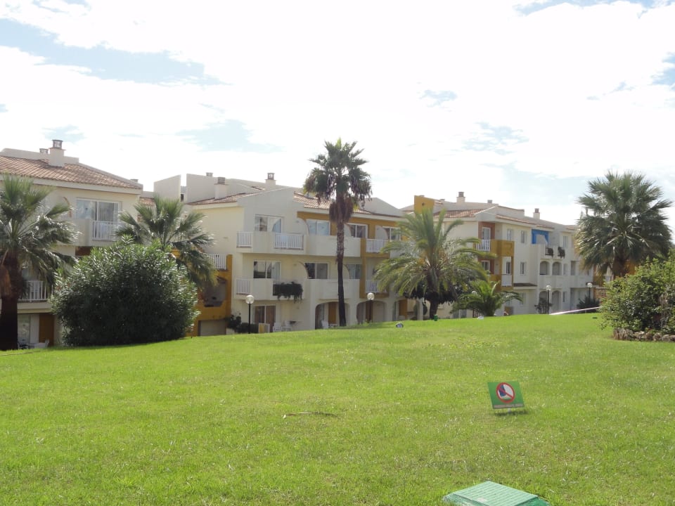 Blick vom Hauptrestaurant auf die Zimmer blau punta reina