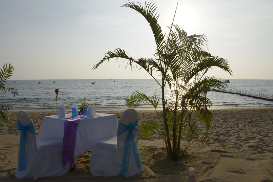 Barbecue beim Sonnenuntergang Ramada Resort by Wyndham Khao Lak