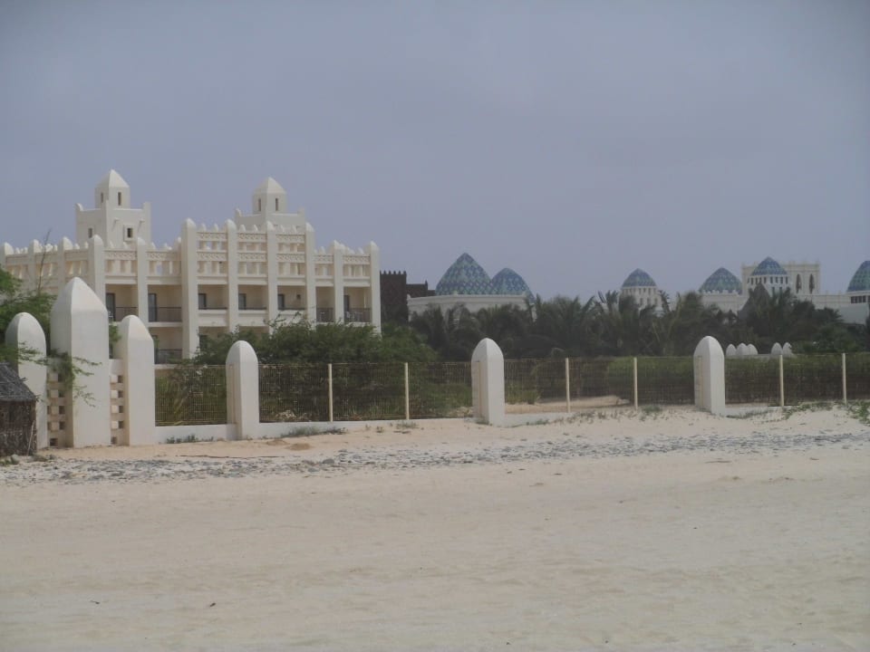 Blick vom Strand zum Hotel Hotel Riu Karamboa