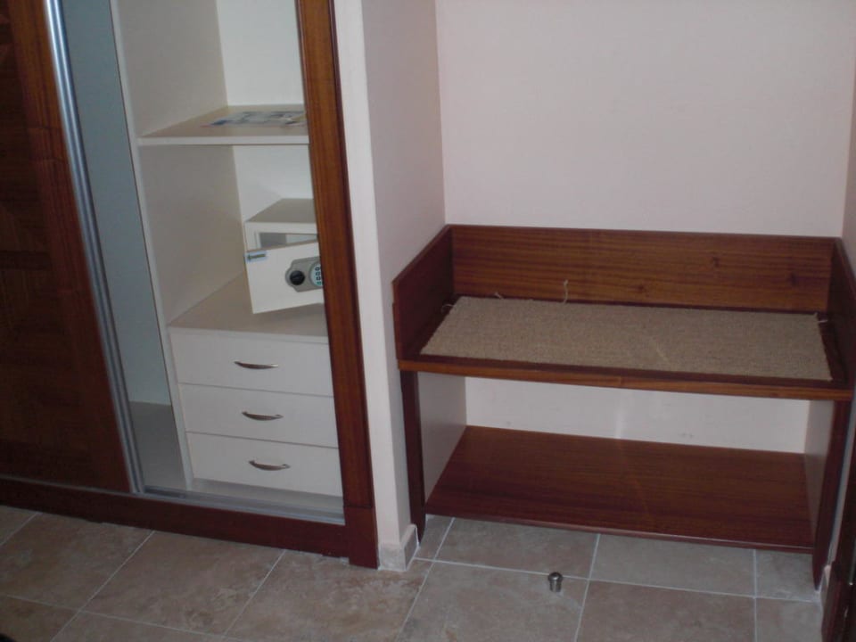 Kofferablage - Teil vom Kasten Melas Holiday Village