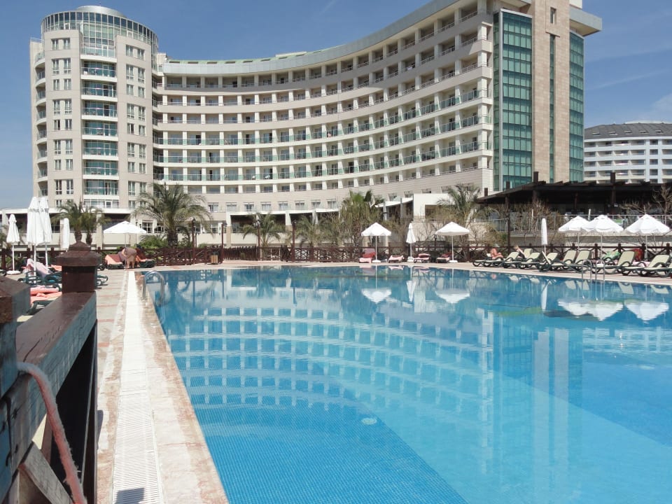 Blick über dern Pool zum Hotel Sherwood Exclusive Lara