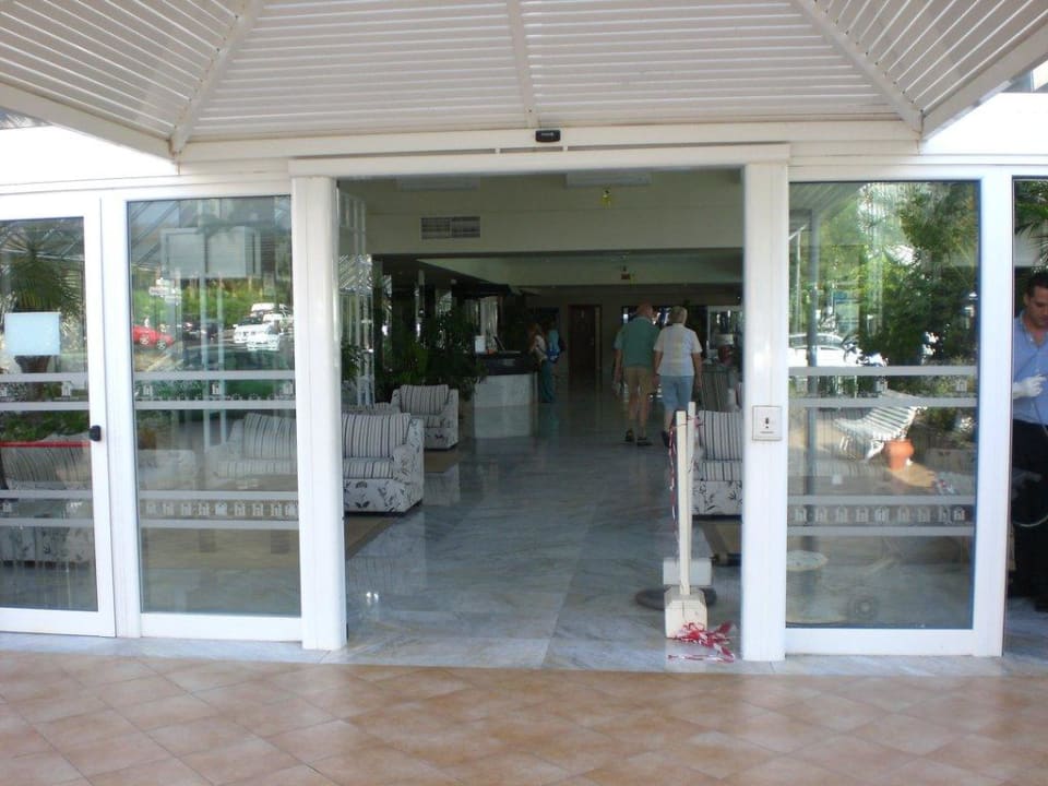 Hoteleingang allsun Hotel Lucana