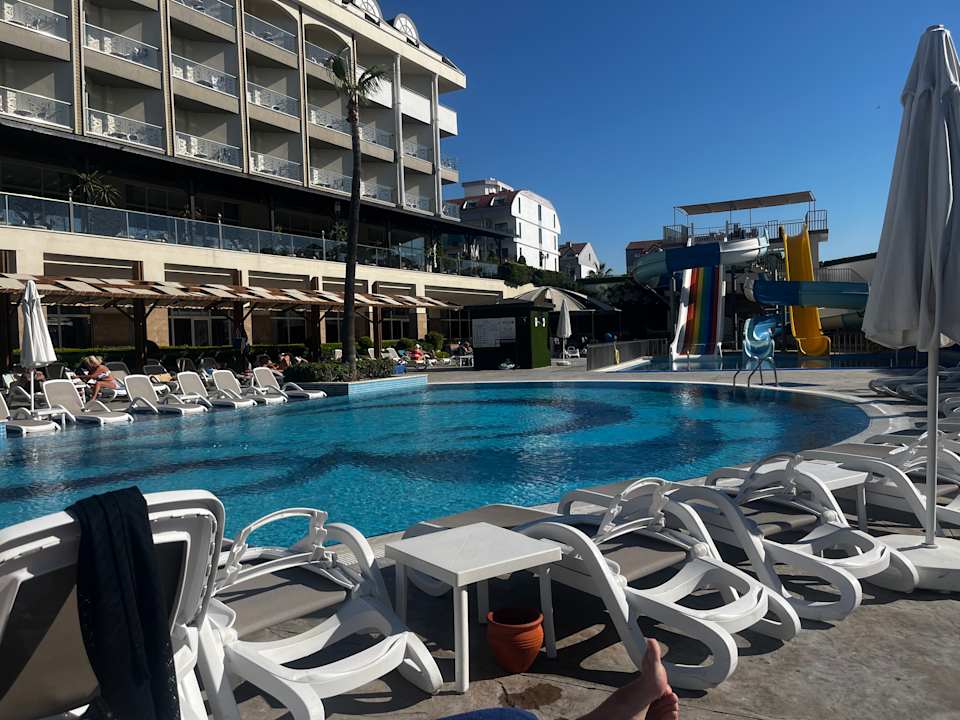 Pool Mary Hotel Side