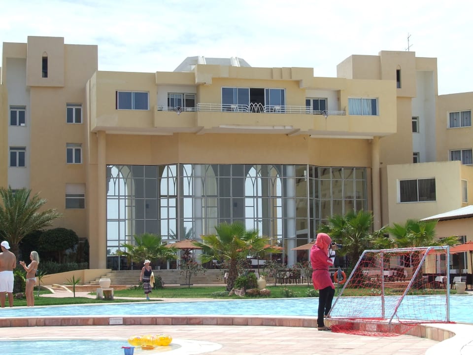 Basen i tył hotelu  Skanes Serail Aquapark