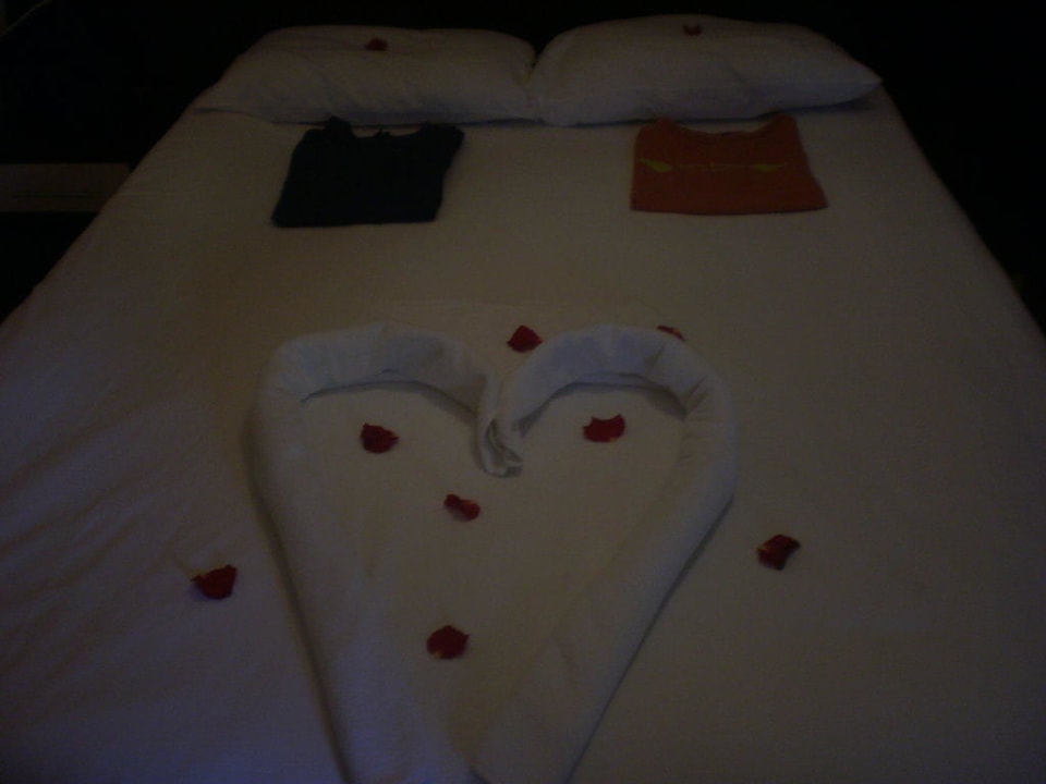 Schöne Deko auf dem Bett Royal Atlantis Beach Hotel