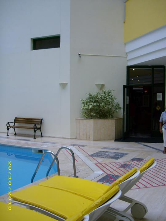 Beach Cam Indoorpool direkt auf Liegen Hotel Miramare Beach