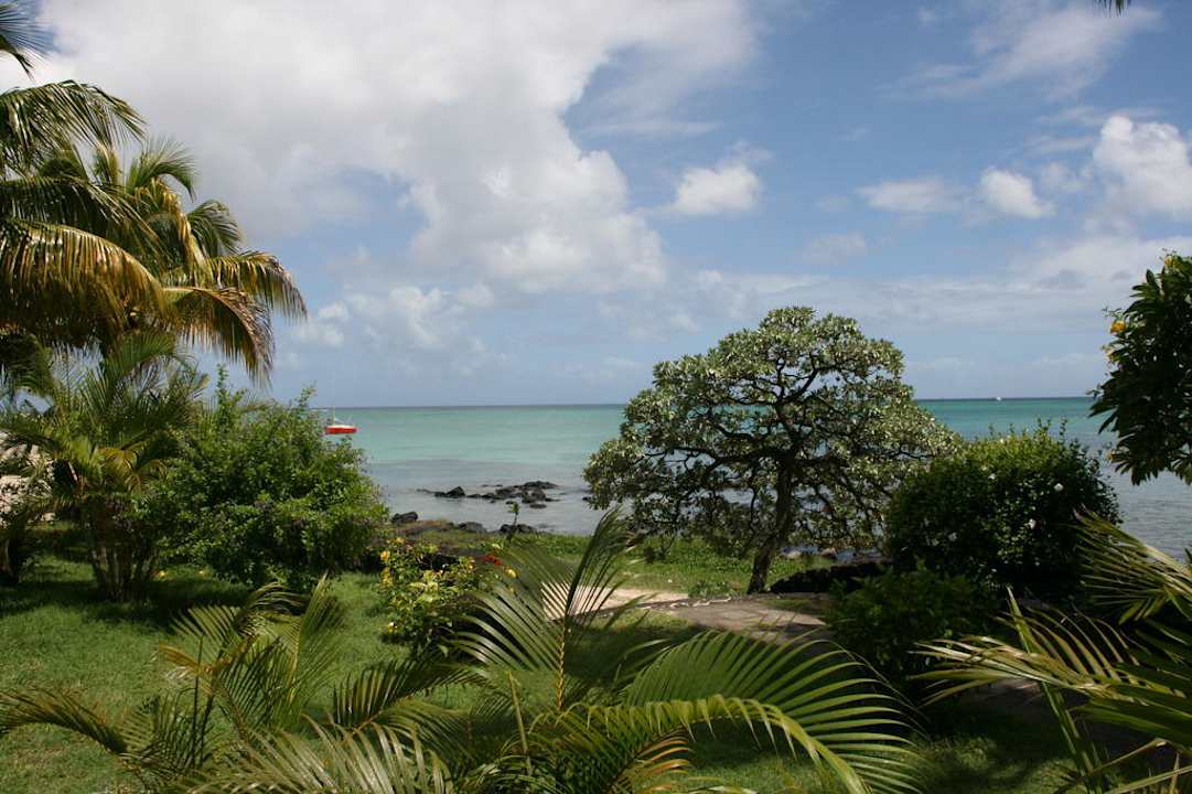 Blick vom Garten zum Strand Flowers of Paradise with LOV
