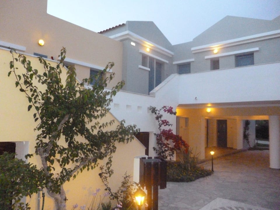 Zugang zum Zimmer am Abend Atlantica Marmari Beach
