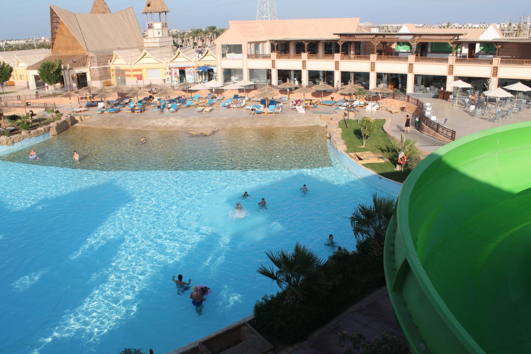 Бассейн с волной в аквапарке Pickalbatros Jungle Aqua Park Resort - Neverland Hurghada
