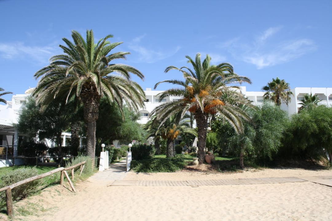 Weg vom Strand zum Hotel The Orangers Beach Resort and Bungalows