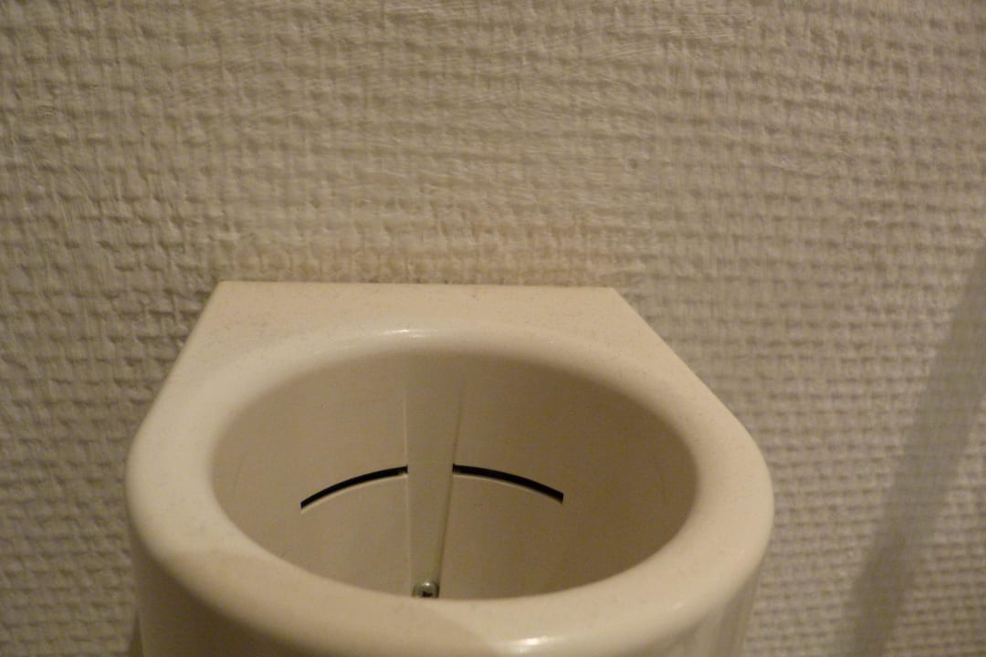 Schmutzige Halterung des Föhns Hotel Residenz Waldkrone Kühlungsborn