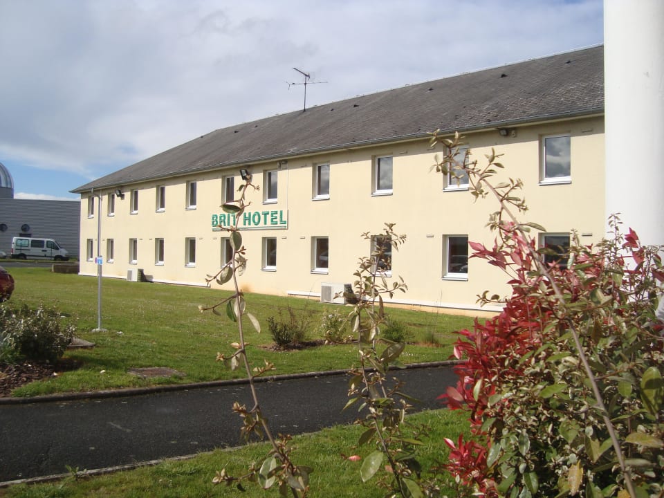 Rasenanlage vor dem Hotel Brit Hotel Le Prema Blois