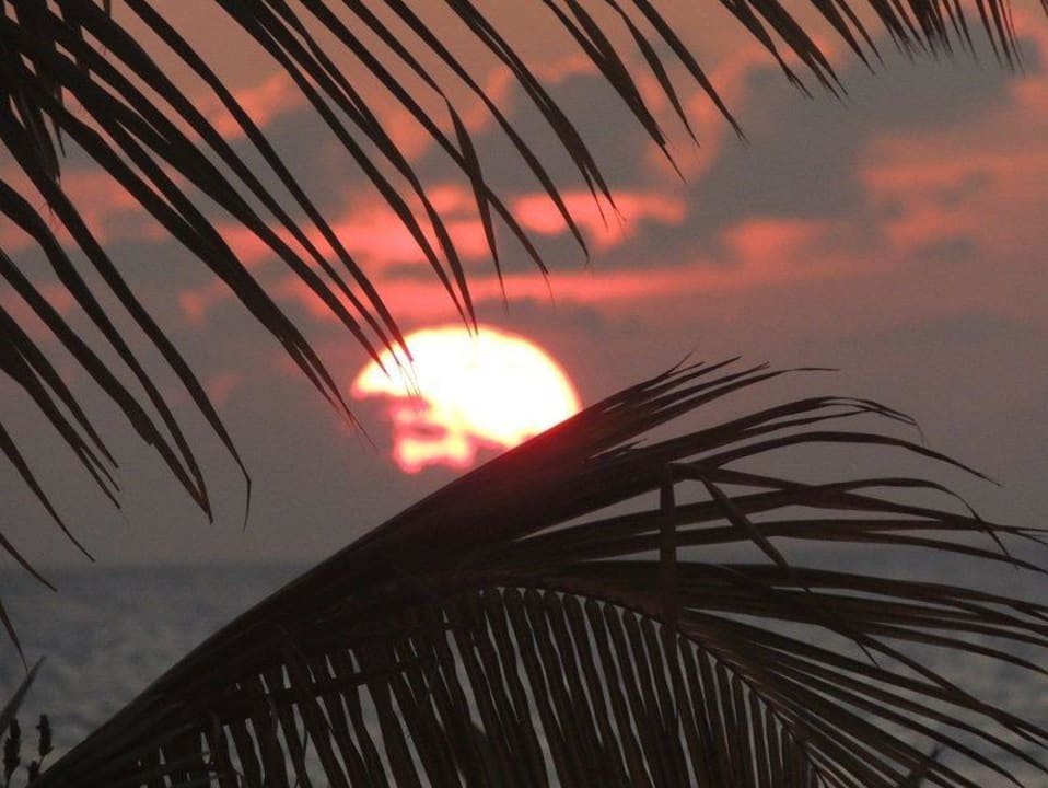 Traumhafte Sonnenuntergänge auf Meeru Meeru Maldives Resort Island