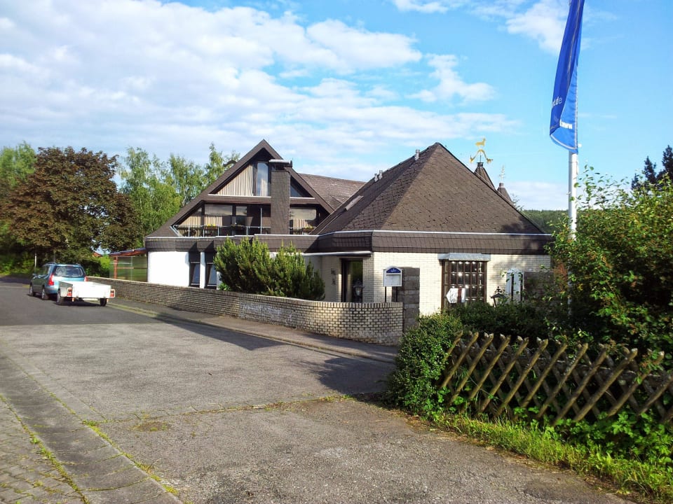 Vom ( großen ) Parkplatz aus Landhotel Hubertus